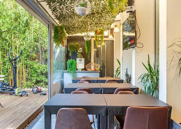 & Cia بيت شباب بورتو